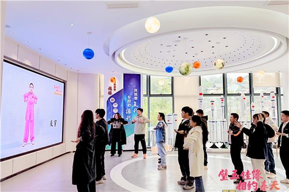 在志愿者的带领下,嘉宾分组练习八段锦。璧山区妇联供图